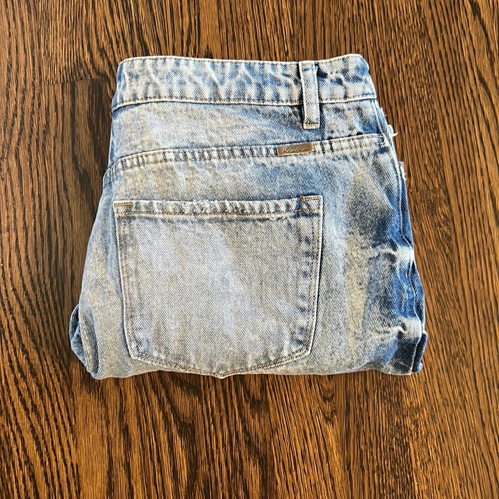 Sz 11/29 KanCan very distressed vintage wash denim. Comfy and soft!